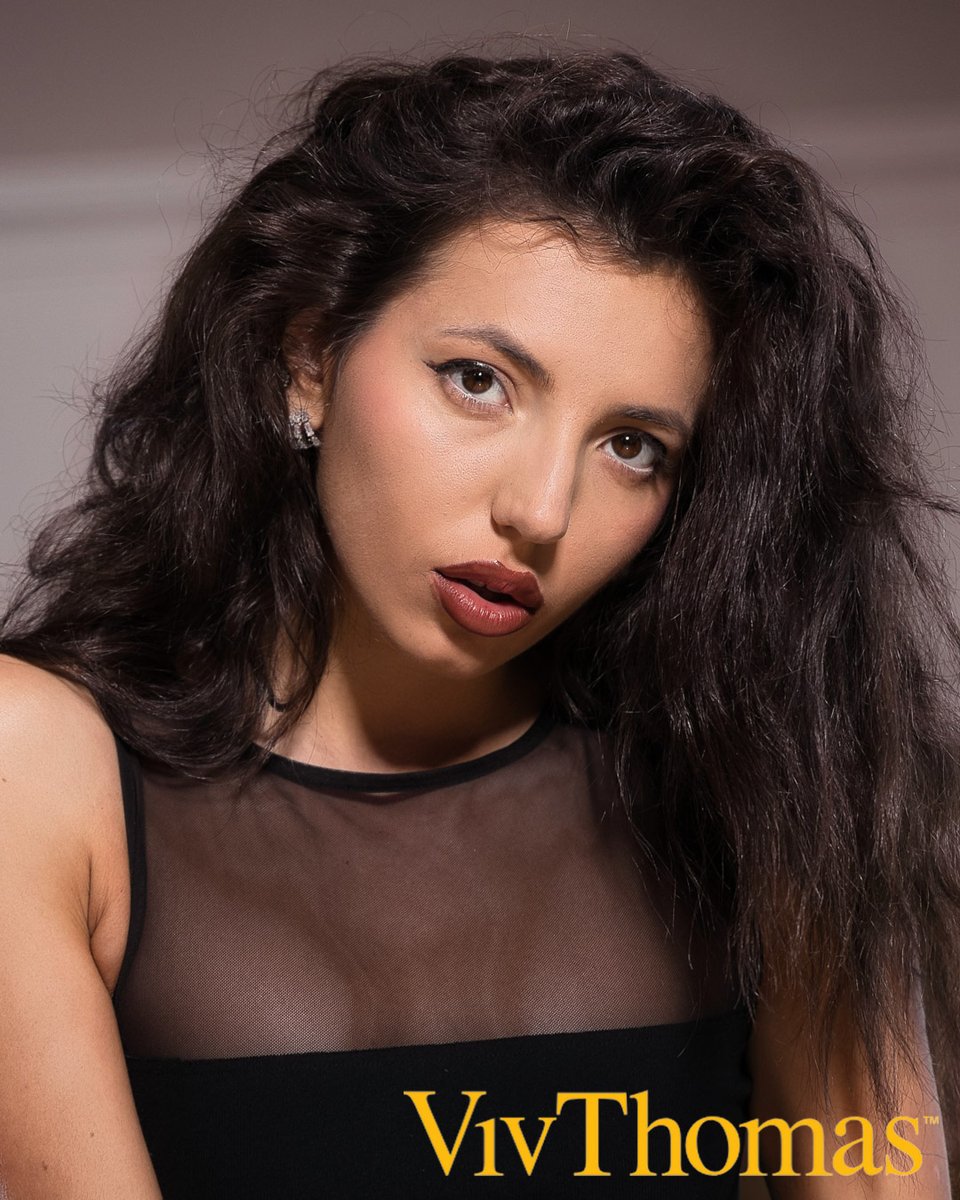 VivThomas's tweet photo. A little mystery, a lot of attitude. ✨
#VivThomas #MetArtNetwork #MitziX

Photographer: John Chalk https://t.co/bh26KoERzn
