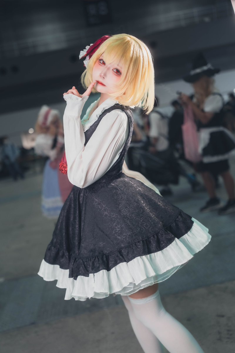 min_plastic's tweet photo. 「目の前が取って食べれる人類？」

ルーミア / 東方project
#秋季例大祭　#秋季例大祭13 cos https://t.co/PooAActCth