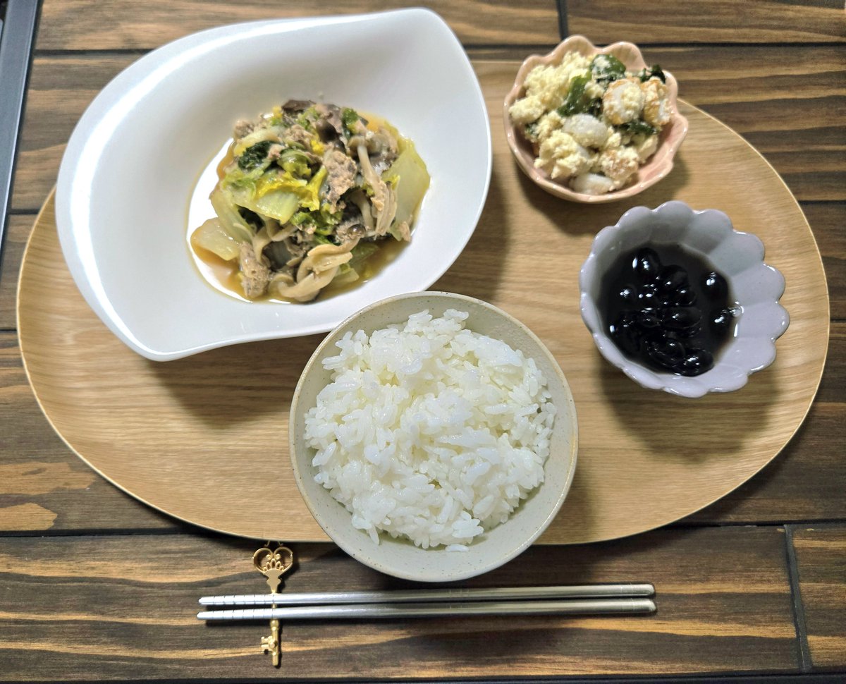 kuromoto_note's tweet photo. 白菜とシメジのサバ缶煮
付け合わせは、余りものと黒豆で節約ごはん🍚

#おうちごはん https://t.co/uSkJkTL1dc