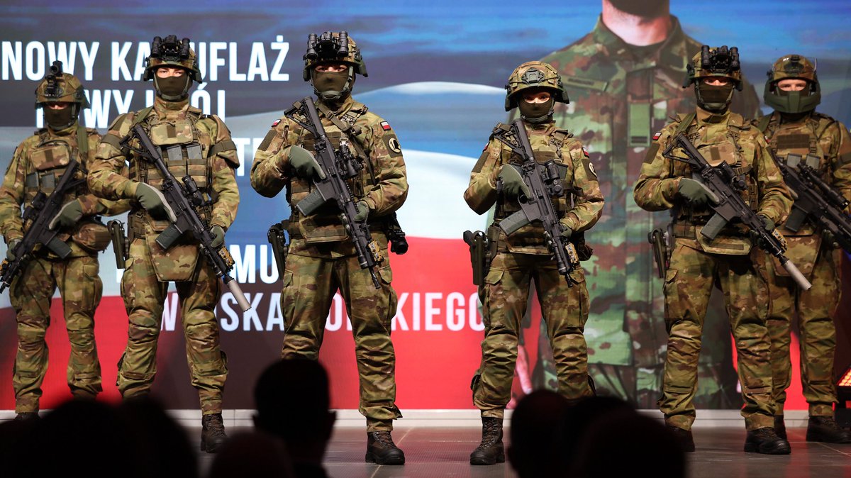 MON_GOV_PL's tweet photo. Nowy kamuflaż dla żołnierzy #WojskoPolskie 🇵🇱 to unikalny układ nieregularnych plam w 5 barwach. Plamy dzięki różnej wielkości imitują kolory i cienie naturalnych nierówności terenu, traw, krzaków i poszycia leśnego typowych dla Polski. Doskonale maskują żołnierza zarówno w lesie, jak i w terenie zabudowanym.