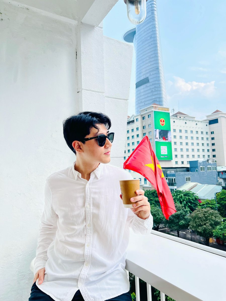 Ellysehall's tweet photo. 在胡志明的幾天，從書街的安靜、粉紅教堂的浪漫，走到歌劇院與中央郵局，再躲進咖啡公寓喝杯咖啡。喜歡這座城市新舊交錯的模樣，混亂又復古，卻讓人想慢下來。 https://t.co/qF090LXZJ5