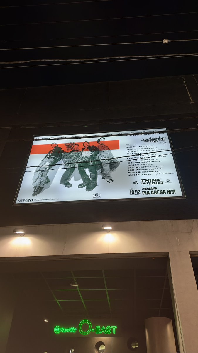 kenesu99's tweet photo. literally had goosebumps throughout the show 💙 he only had a guitar and a loop pedal but it was amazing…gagged indeed 🫶

btw saw #オーラル’s billboard in front of duo 👀👁️‍🗨️ looking fwd to #オーラル_プレパ 

#未開拓地  
#ReN  
#highsandlowsTOUR https://t.co/9hnnlCwnnz