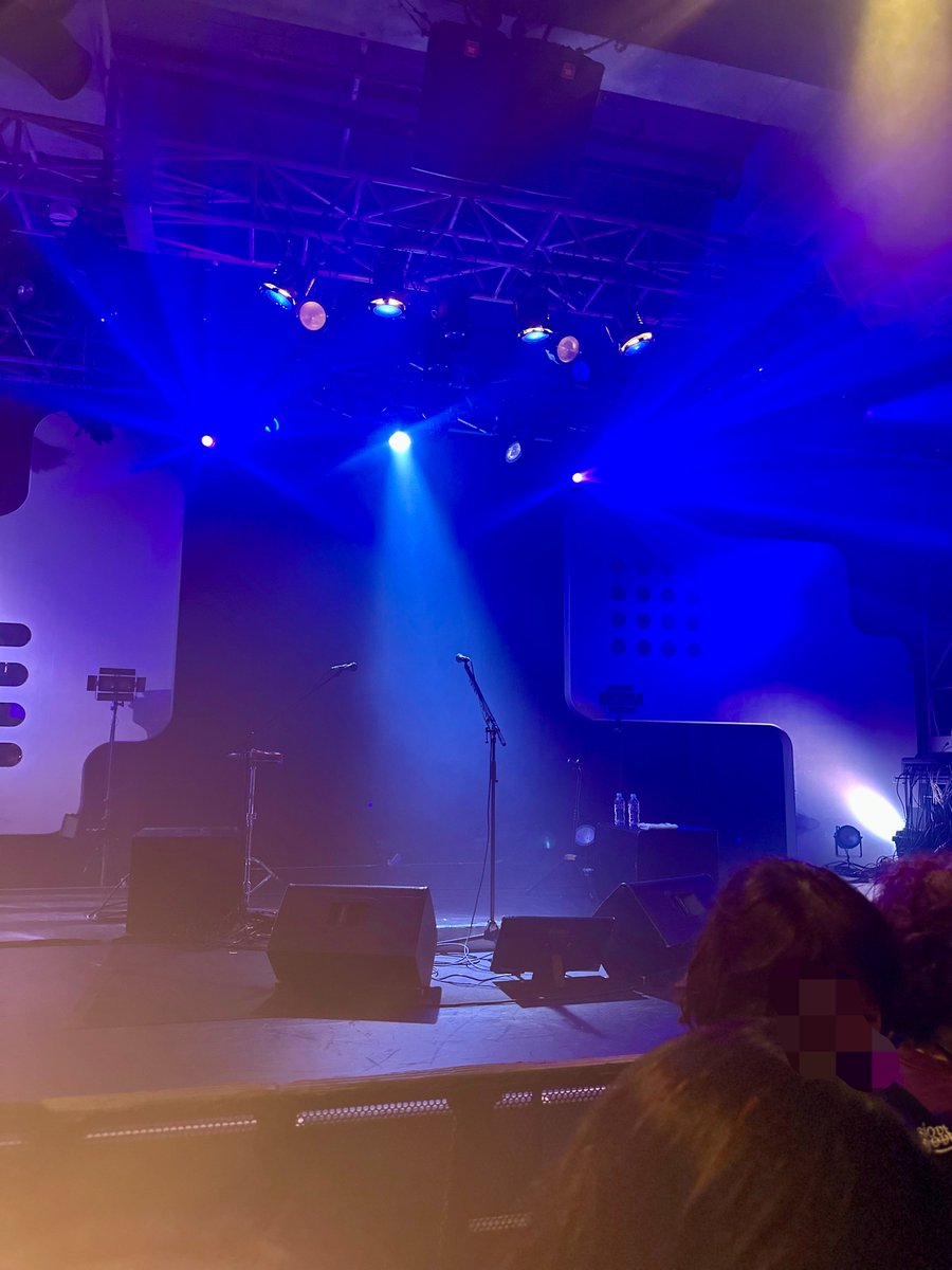 kenesu99's tweet photo. literally had goosebumps throughout the show 💙 he only had a guitar and a loop pedal but it was amazing…gagged indeed 🫶

btw saw #オーラル’s billboard in front of duo 👀👁️‍🗨️ looking fwd to #オーラル_プレパ 

#未開拓地  
#ReN  
#highsandlowsTOUR https://t.co/9hnnlCwnnz