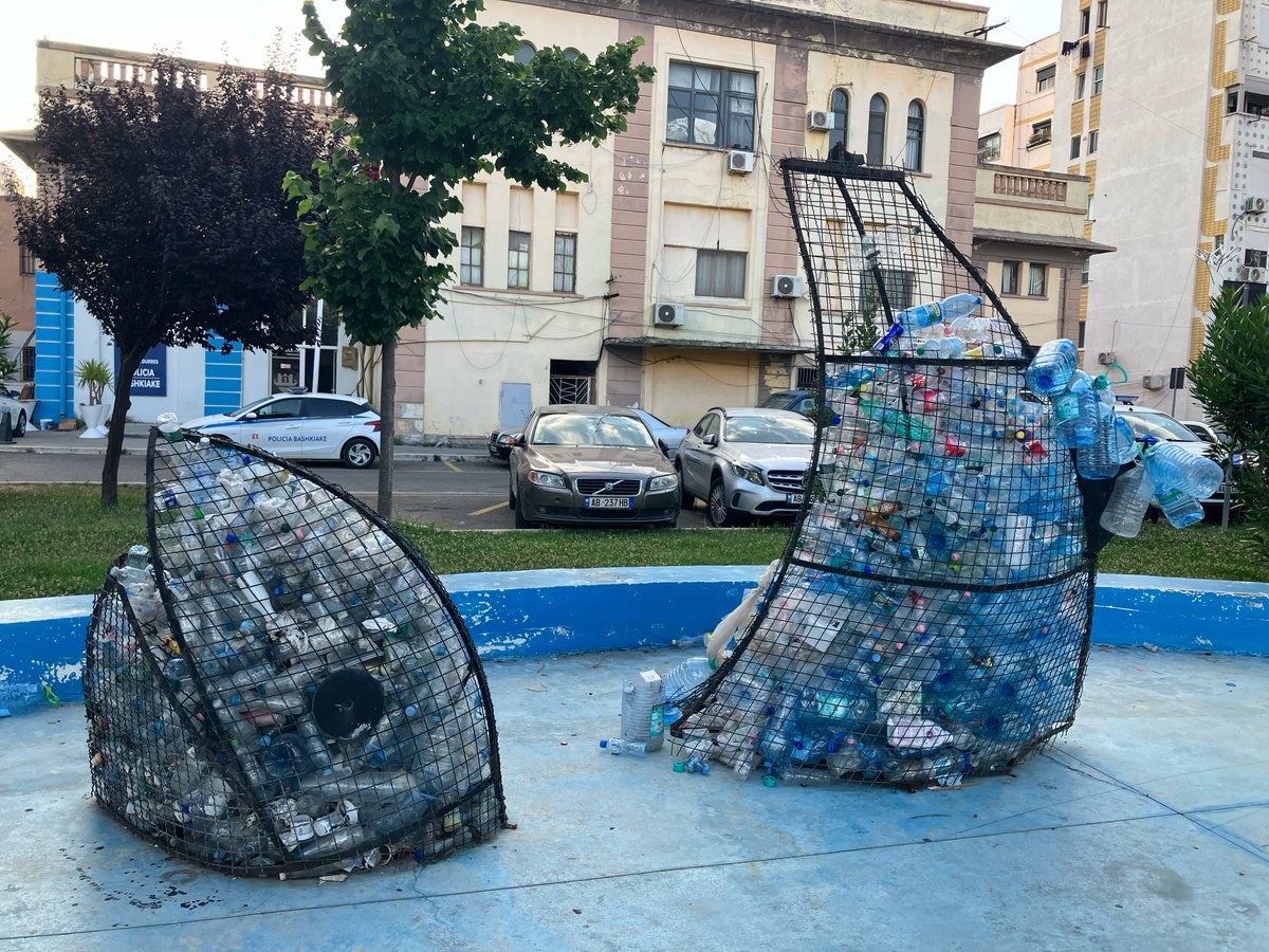 ElManuVillero's tweet photo. Contenedor de basura de plástico en Dürres. Un diseño diferente que logró llamar mi atención. https://t.co/1wweJTe3EY