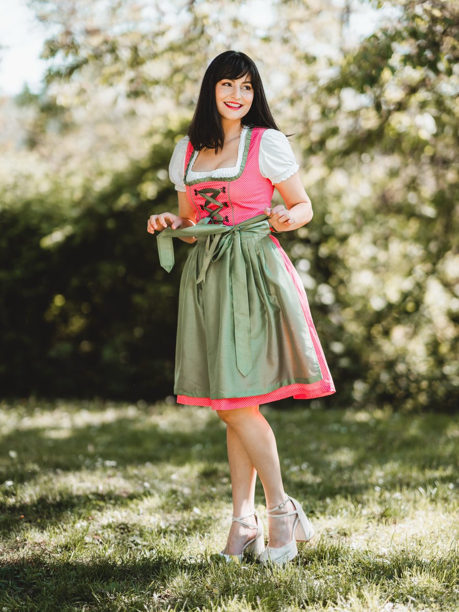 sadecesen123's tweet photo. 27 and collecting traditional costumes, hoping one day one finally feels like home. This is my favorite so far. Thanks @baufi_caro for it and @herzlich_skin_care for the makeup. https://t.co/jg6gm8wduD