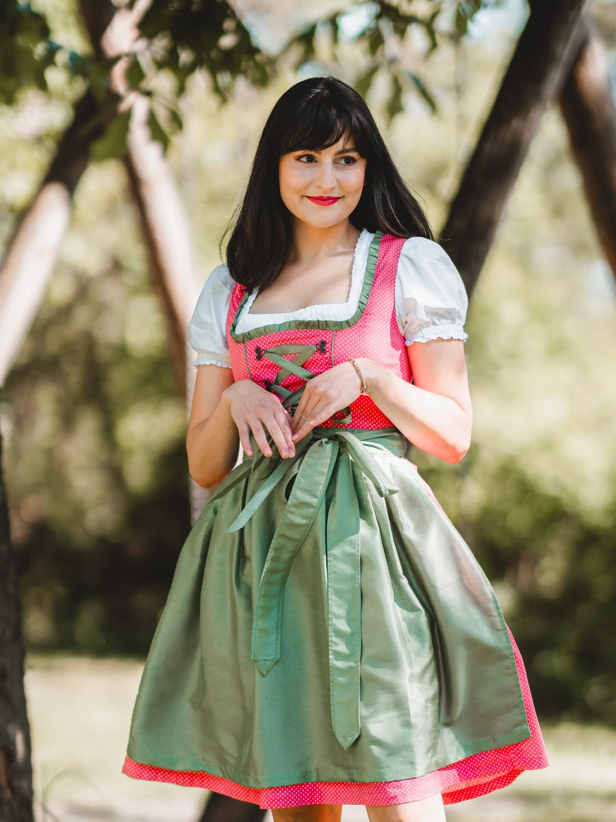 sadecesen123's tweet photo. 27 and collecting traditional costumes, hoping one day one finally feels like home. This is my favorite so far. Thanks @baufi_caro for it and @herzlich_skin_care for the makeup. https://t.co/jg6gm8wduD
