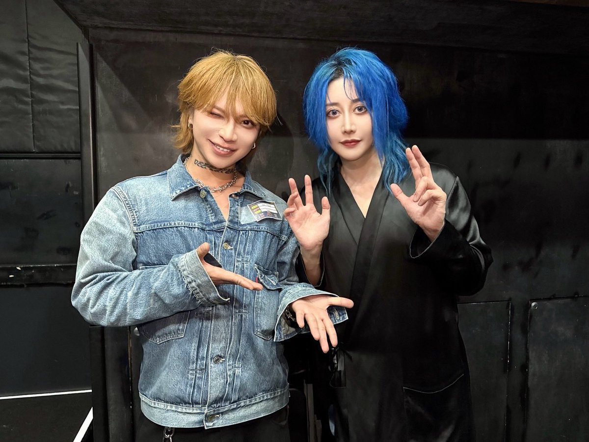 Nexusblack7777's tweet photo. 今日の写真はmitsu君と

バグサミの打ち上げにて(*´꒳`*)

実は7/21日の天元自在にもお邪魔していて

その日の写真はmitsu君のアカウントで後日公開させて頂くので

mitsu君のアカウントも皆チェックしてね(^^)

食事にも行く仲でもあったり(*´-`)

天元自在当日のmitsu君は

漢らしい和服の衣装と最高にかっこいい声で

ステージを天元自在に飛び回って居ました(^^)

間違いなく惚れるハイパワーボイス

是非皆

実物を見に行って貰えたら

僕も次回のＬＩＶＥもお邪魔したいです(^^)

これからもよろしくお願いします(*´꒳`*)
