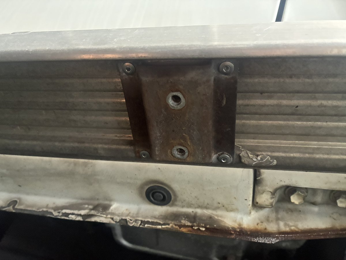 ecomiyabi's tweet photo. ランクル70対策中です。

意外と多いステップのトラブル。

この車はリベットが切れていました。

リベット打ち直しました。 https://t.co/2iwb8VN459