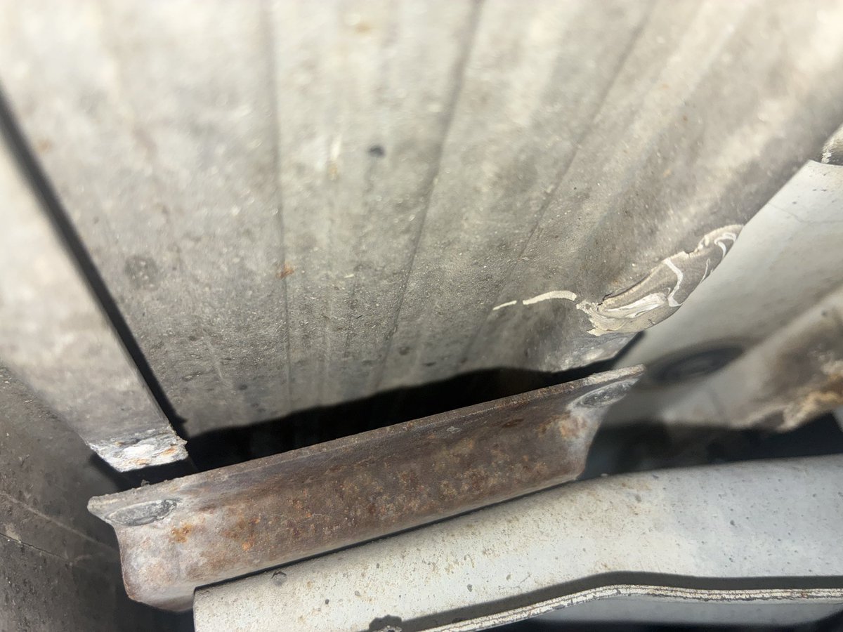 ecomiyabi's tweet photo. ランクル70対策中です。

意外と多いステップのトラブル。

この車はリベットが切れていました。

リベット打ち直しました。 https://t.co/2iwb8VN459