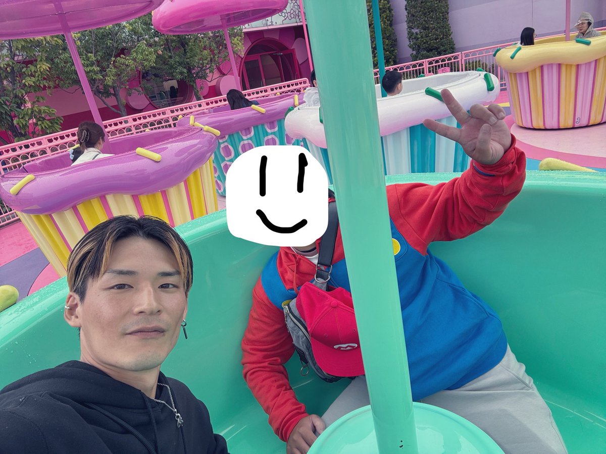 Maaaaki_TOP4's tweet photo. 男(30代)2人でキティちゃんのカップケーキ乗って回しすぎて目回って死にそうになって、サーロインステーキ食って、ガトーショコラ食った。笑
ノーマルカメラごめん🙏🏻 https://t.co/3sPgpfkNKu