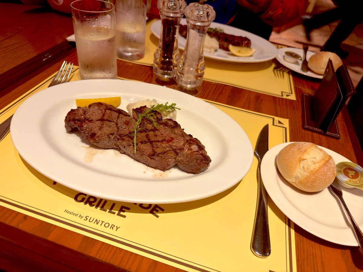 Maaaaki_TOP4's tweet photo. 男(30代)2人でキティちゃんのカップケーキ乗って回しすぎて目回って死にそうになって、サーロインステーキ食って、ガトーショコラ食った。笑
ノーマルカメラごめん🙏🏻 https://t.co/3sPgpfkNKu