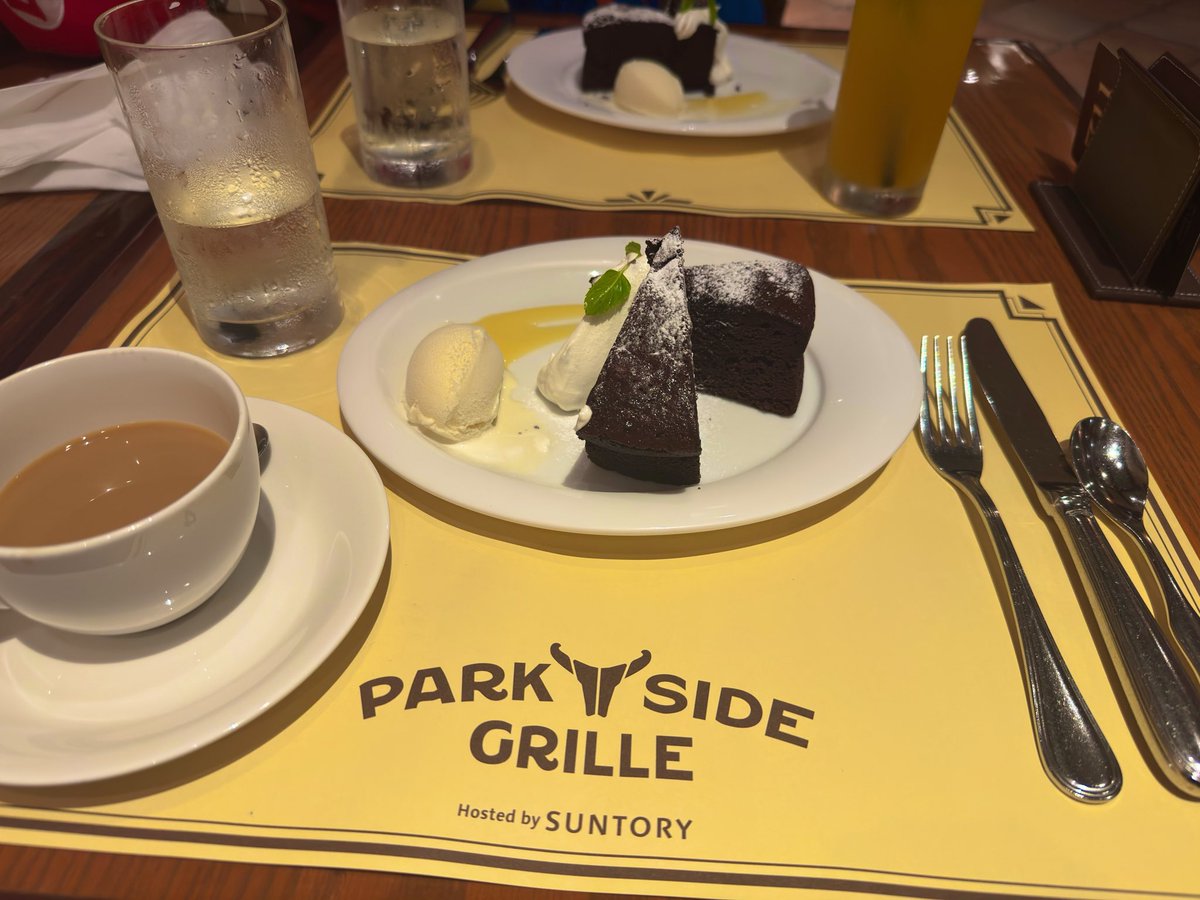 Maaaaki_TOP4's tweet photo. 男(30代)2人でキティちゃんのカップケーキ乗って回しすぎて目回って死にそうになって、サーロインステーキ食って、ガトーショコラ食った。笑
ノーマルカメラごめん🙏🏻 https://t.co/3sPgpfkNKu