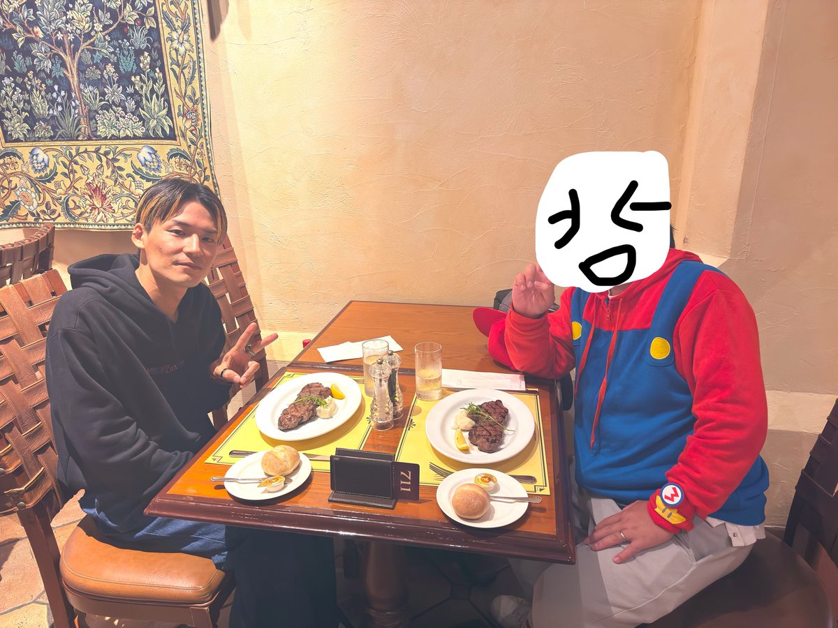 Maaaaki_TOP4's tweet photo. 男(30代)2人でキティちゃんのカップケーキ乗って回しすぎて目回って死にそうになって、サーロインステーキ食って、ガトーショコラ食った。笑
ノーマルカメラごめん🙏🏻 https://t.co/3sPgpfkNKu