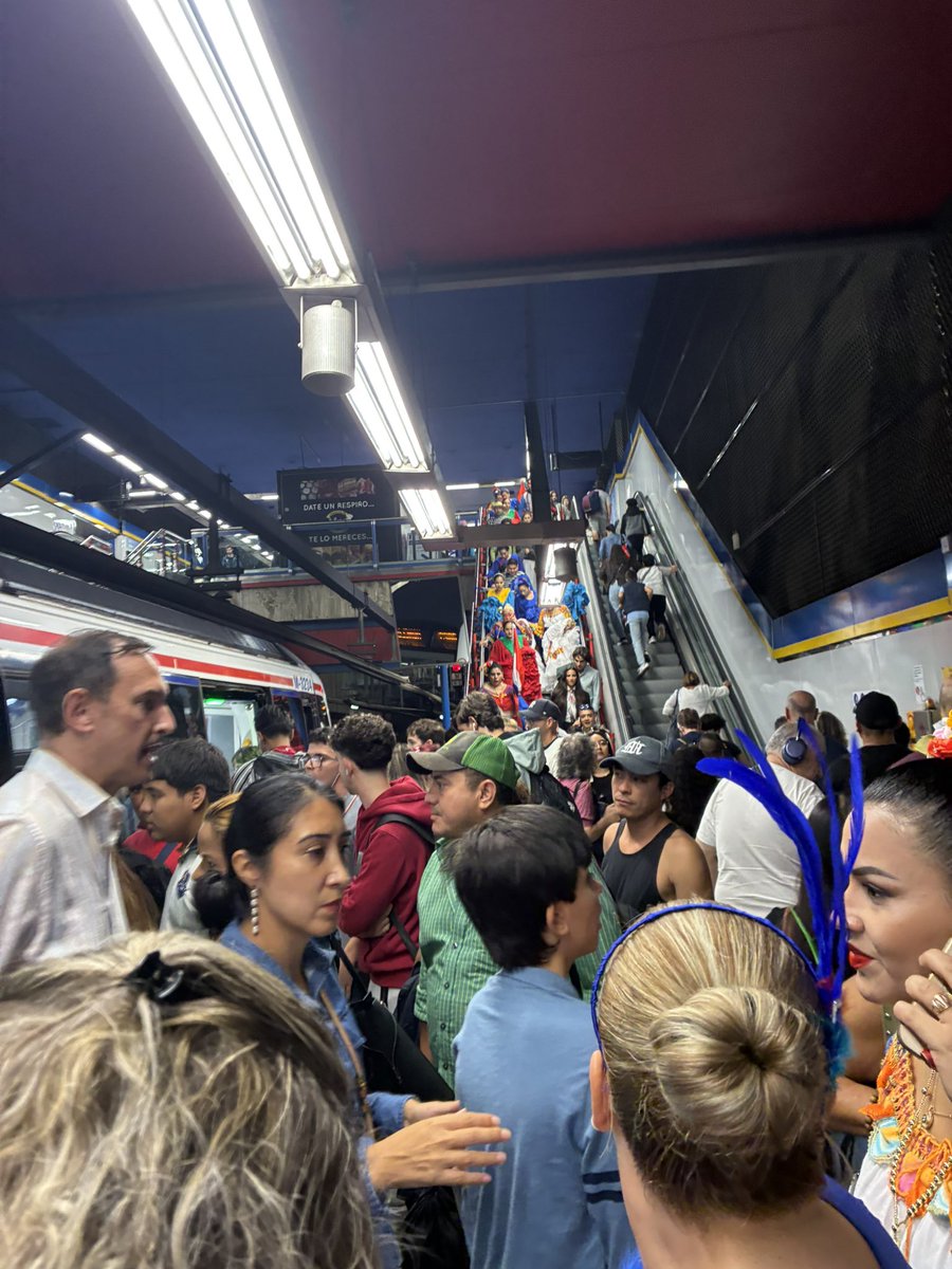 javiqcastilla's tweet photo. Como me gustaron las primeras celebraciones de la hispanidad que hubo ayer en Moncloa. 🥰🥰🥰 https://t.co/uhjv88b2Ma