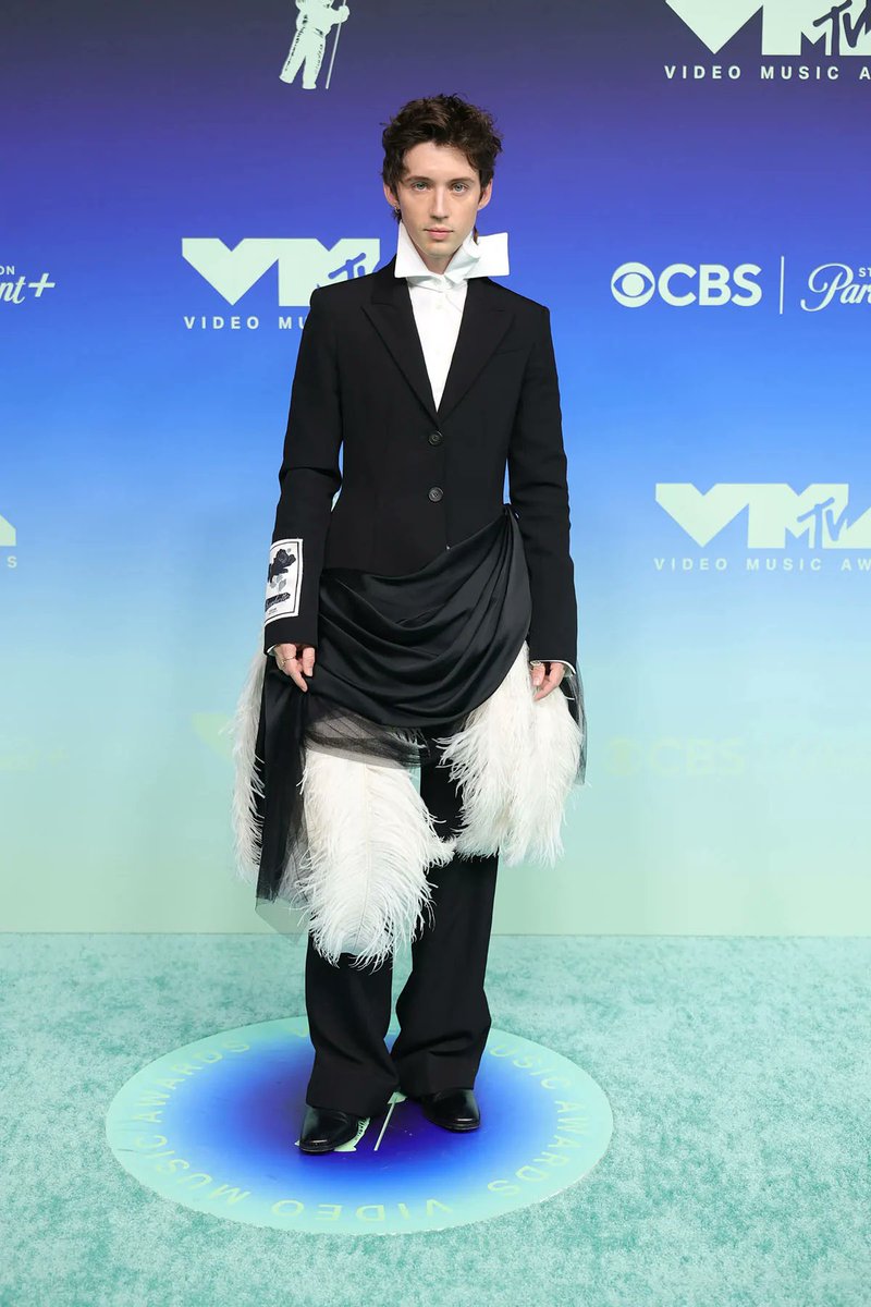 Fashion_Critic_'s tweet photo. Dilraba in Dior and Troye Sivan in Erdem were your best dressed from last week

https://t.co/70kqbIkwDf https://t.co/FK8pBSBKF4
