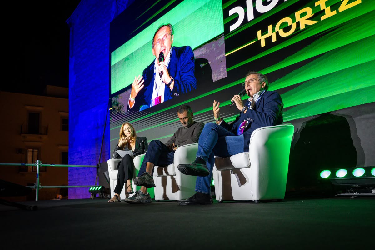 barbaracarfagna's tweet photo. È tempo di intervistare (e scegliere) i leader politici sulle loro politiche digitali. Perché sarà sempre più da queste che dipenderanno tutte le altre.

Al mio undicesimo DigithON ho intervistato Elly #Schlein, Francesco #Boccia e Antonio #Decaro parlando unicamente di politiche digitali e di #Al. Temi sempre più determinanti su cui raramente in Italia gli eletti e i candidati si devono confrontare con gli elettori consapevoli.

Schlein ha parlato di #datacenter #deepfake #hybridwar
#lavoro e #Al #opensource

Boccia ha lanciato l'idea di un #Polostrategico italiano dell'Intelligenza Artificiale a controllo pubblico, capace di mettere in rete ricerca, competenze e infrastrutture.

#Decaro degli incentivi alle aziende tecnologiche
Spero, prima delle elezioni, di avere l'opportunità di fare lo stesso con i leader degli altri partiti in campo perché è tempo di avere consapevolezza che il futuro della nostra #sovranità si giocherà anche nelle scelte tra open source e modelli chiusi e centralizzati, negli investimenti tecnologici, nelle politiche sui data center e sulla capacità di calcolo.

In particolare interessa gli #imprenditori, le aziende che devono investire ed evolvere ma anche i #cittadini, per la salvaguardia della #sovranità dell'energia, per la #sanità e il futuro del Lavoro, devono poter scegliere programmi e politici all'altezza del nostro tempo per le loro visioni.

L'America proprio in questi giorni ci sta mostrando quanto rapidamente I'#Al stia diventando una questione di Stato nominando il capo dell'intelligence "Zar dell'Al" e lanciando la #SuperIntelligence Force si avvia alla nazionalizzazione dell'AI.

Le politiche sull'intelligenza artificiale saranno presto decisive nel definire tutte le altre.
È dunque arrivato il momento di giudicare la preparazione della politica anche da qui. Non sentire sempre solo le stesse domande e risposte.

Ho approfittato dell'ospitalità di Letizia D’Amato e del #Digithon a cui sono affezionata dalla prima edizione del 2016 per presentare #Ipazia, l'AI della trasmissione #Codice costruita da #MediaEngeneering (società selezionata dall'azienda Rai) al pubblico in piazza e farla interloquire anche con altre persone
oltre me.