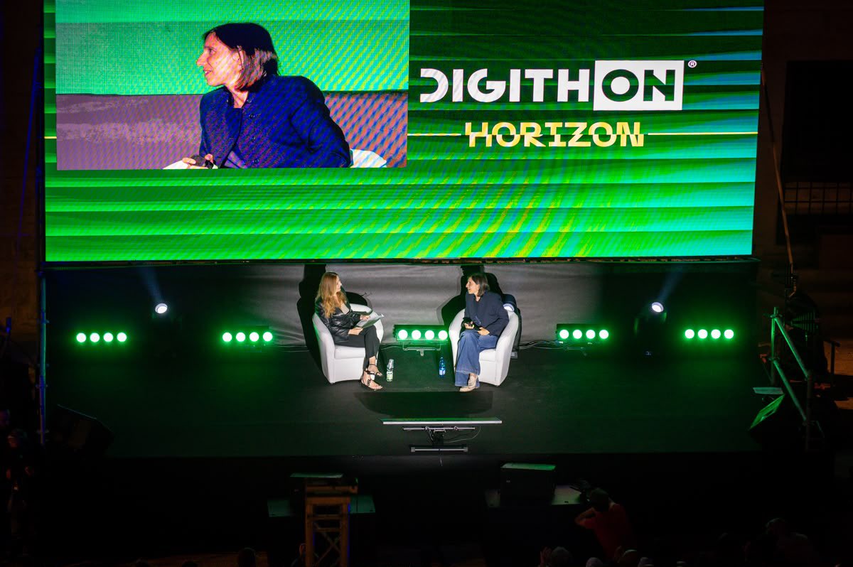barbaracarfagna's tweet photo. È tempo di intervistare (e scegliere) i leader politici sulle loro politiche digitali. Perché sarà sempre più da queste che dipenderanno tutte le altre.

Al mio undicesimo DigithON ho intervistato Elly #Schlein, Francesco #Boccia e Antonio #Decaro parlando unicamente di politiche digitali e di #Al. Temi sempre più determinanti su cui raramente in Italia gli eletti e i candidati si devono confrontare con gli elettori consapevoli.

Schlein ha parlato di #datacenter #deepfake #hybridwar
#lavoro e #Al #opensource

Boccia ha lanciato l'idea di un #Polostrategico italiano dell'Intelligenza Artificiale a controllo pubblico, capace di mettere in rete ricerca, competenze e infrastrutture.

#Decaro degli incentivi alle aziende tecnologiche
Spero, prima delle elezioni, di avere l'opportunità di fare lo stesso con i leader degli altri partiti in campo perché è tempo di avere consapevolezza che il futuro della nostra #sovranità si giocherà anche nelle scelte tra open source e modelli chiusi e centralizzati, negli investimenti tecnologici, nelle politiche sui data center e sulla capacità di calcolo.

In particolare interessa gli #imprenditori, le aziende che devono investire ed evolvere ma anche i #cittadini, per la salvaguardia della #sovranità dell'energia, per la #sanità e il futuro del Lavoro, devono poter scegliere programmi e politici all'altezza del nostro tempo per le loro visioni.

L'America proprio in questi giorni ci sta mostrando quanto rapidamente I'#Al stia diventando una questione di Stato nominando il capo dell'intelligence "Zar dell'Al" e lanciando la #SuperIntelligence Force si avvia alla nazionalizzazione dell'AI.

Le politiche sull'intelligenza artificiale saranno presto decisive nel definire tutte le altre.
È dunque arrivato il momento di giudicare la preparazione della politica anche da qui. Non sentire sempre solo le stesse domande e risposte.

Ho approfittato dell'ospitalità di Letizia D’Amato e del #Digithon a cui sono affezionata dalla prima edizione del 2016 per presentare #Ipazia, l'AI della trasmissione #Codice costruita da #MediaEngeneering (società selezionata dall'azienda Rai) al pubblico in piazza e farla interloquire anche con altre persone
oltre me.