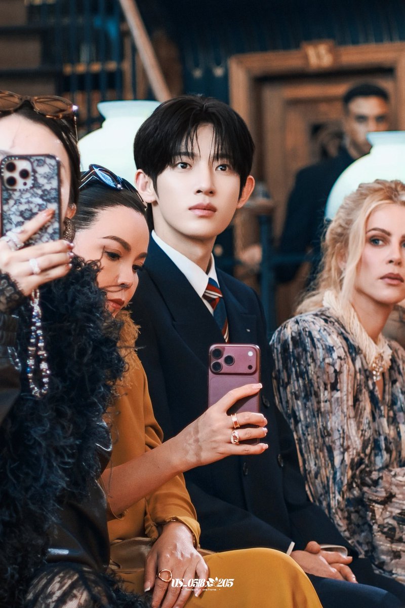 US_0518x0205's tweet photo. HELLO VENUS

#PARKSIWOO
#Valentino #PFW https://t.co/NZ5UZfccav