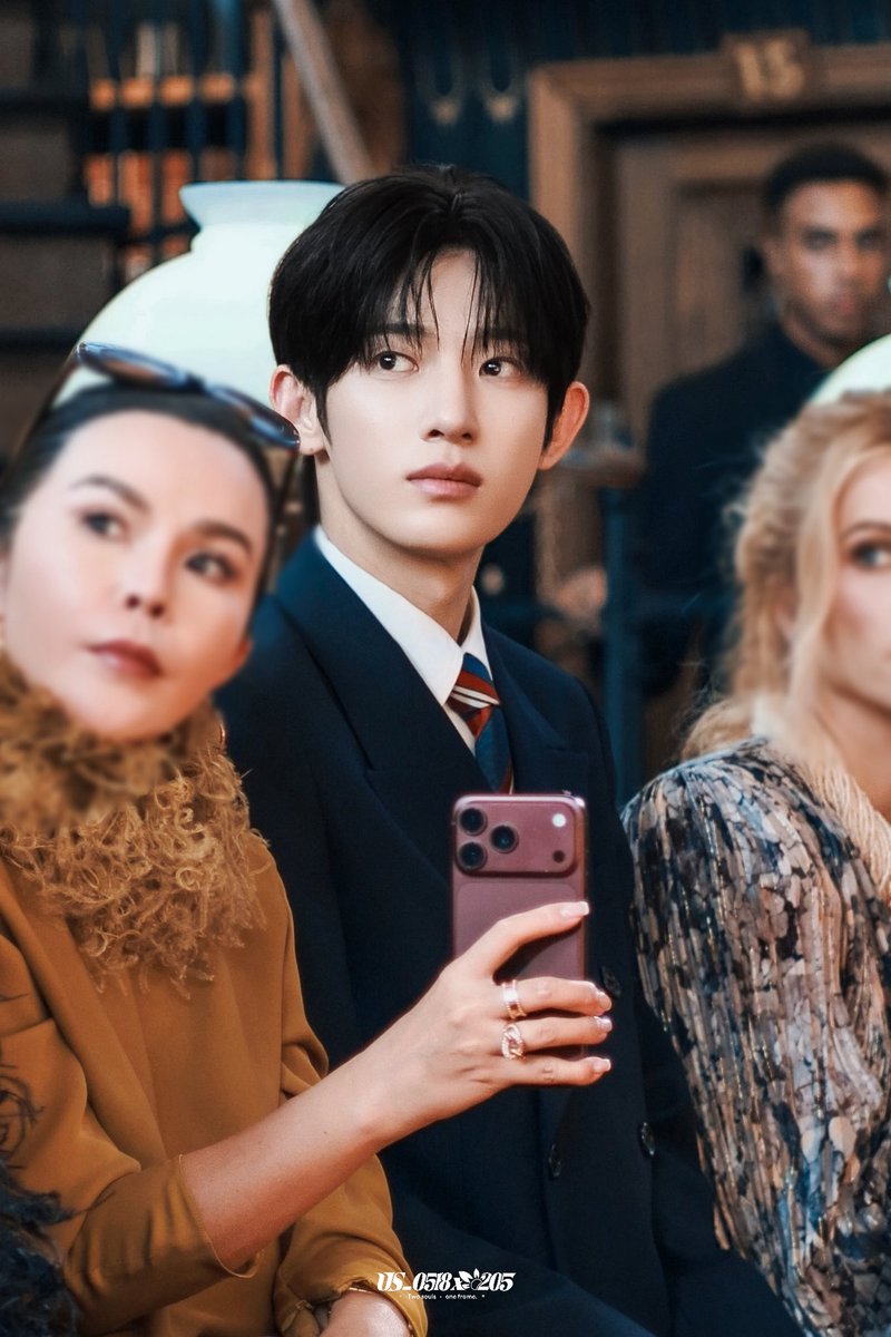US_0518x0205's tweet photo. HELLO VENUS

#PARKSIWOO
#Valentino #PFW https://t.co/NZ5UZfccav