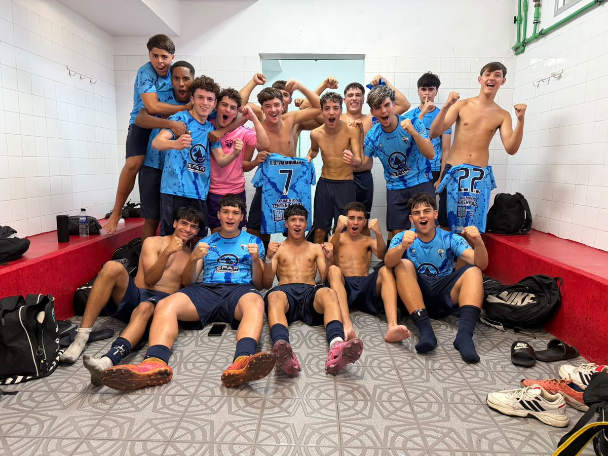 UDValsequillo's tweet photo. 𝐉𝐔𝐕𝐄𝐍𝐈𝐋 𝐁 // Gran triunfo a domicilio
Nuestro Juvenil B firmó un gran partido y se llevó la victoria ante el San Pedro Mártir B
🔴 C.D. San Pedro Mártir B 2
🔵 U.D. Valsequillo 4
#vamosvalsequillo⚽️💙
#súbetealtren🚂 https://t.co/xyEb6KMl2x