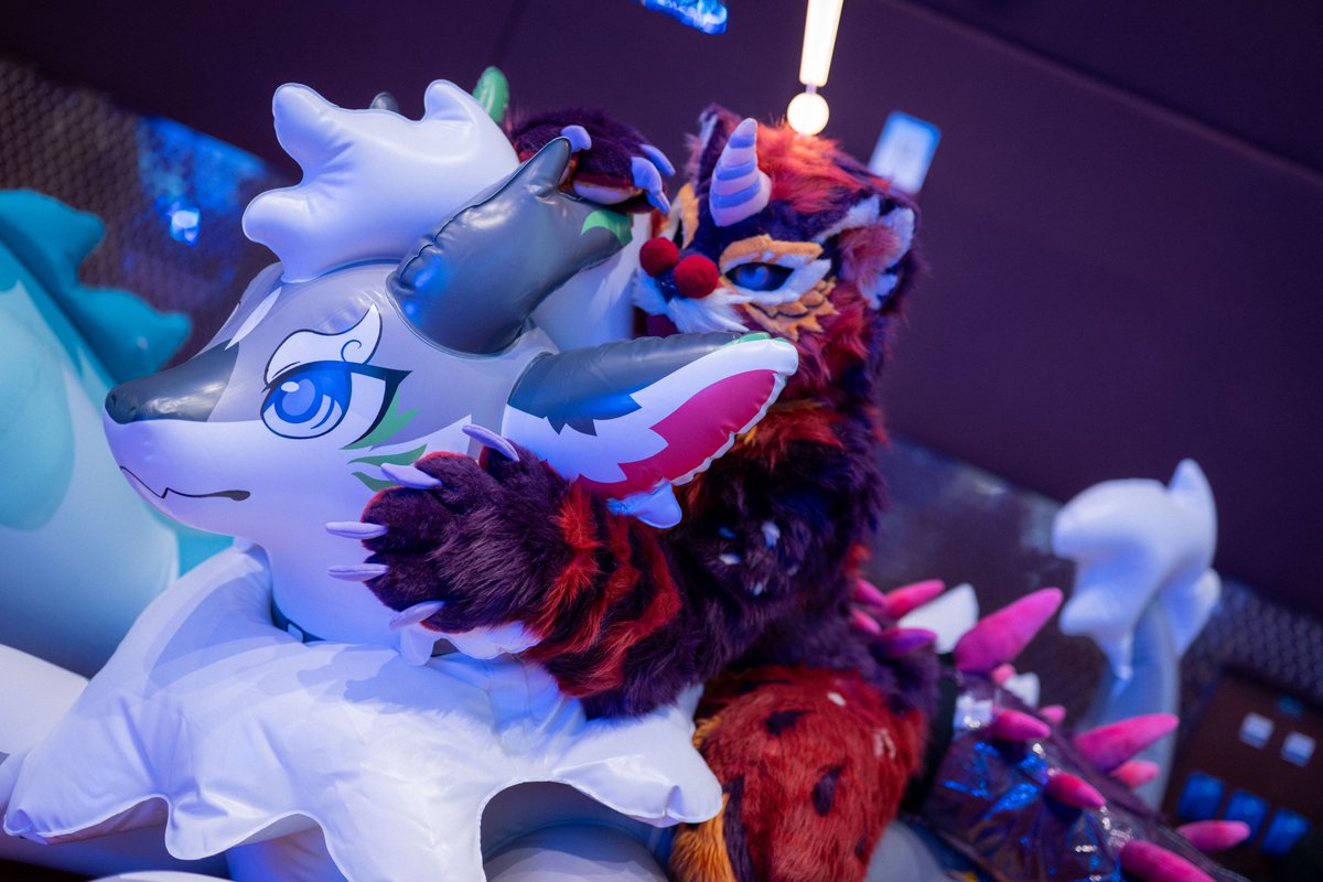 FactoryCreature's tweet photo. Thank you to everyone who came by and took photos with our inflatable friends! 

Seeing you all interact with our big guys truly made us so happy — every single photo warmed our hearts!
@nighrvern @Leter15037776 @griffim_ @Matsurii_0405 senya @Onni_TheCat https://t.co/0eFBJrpNMH