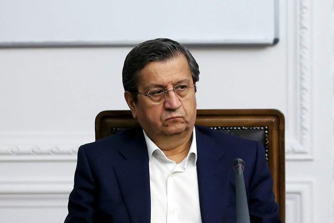 mkazemi2026's tweet photo. چرا بابت دلار ۲۰۰ تومانی ازش تقدیر کردید ولی بابت دلار ۲۶۰ تومانی نکردید؟!
#سرطان_اصلاحات https://t.co/Xa1Hkx5OP9