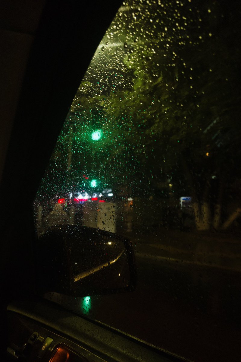 oioi118isme's tweet photo. “明知道这是一场下不完的雨
你的伞也没有用 
我的脸湿了 
弄脏你的雨��� https://t.co/F0immQ4BoC