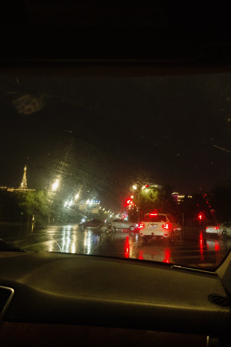 oioi118isme's tweet photo. “明知道这是一场下不完的雨
你的伞也没有用 
我的脸湿了 
弄脏你的雨��� https://t.co/F0immQ4BoC