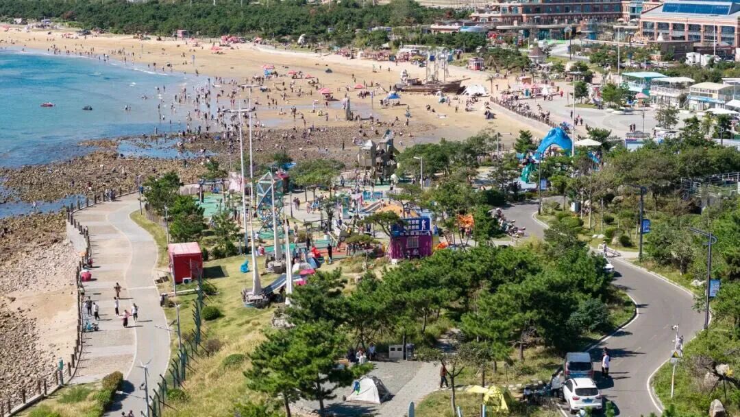 lmtesla's tweet photo. 山海为幕，美景迎客。假期里，青岛西海岸新区各大景区人气爆棚，游客络���不绝。 https://t.co/ezNUP12T3D