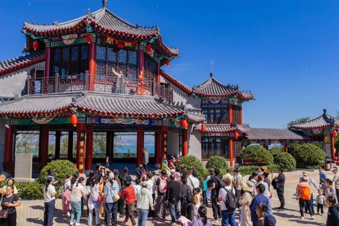 lmtesla's tweet photo. 山海为幕，美景迎客。假期里，青岛西海岸新区各大景区人气爆棚，游客络���不绝。 https://t.co/ezNUP12T3D