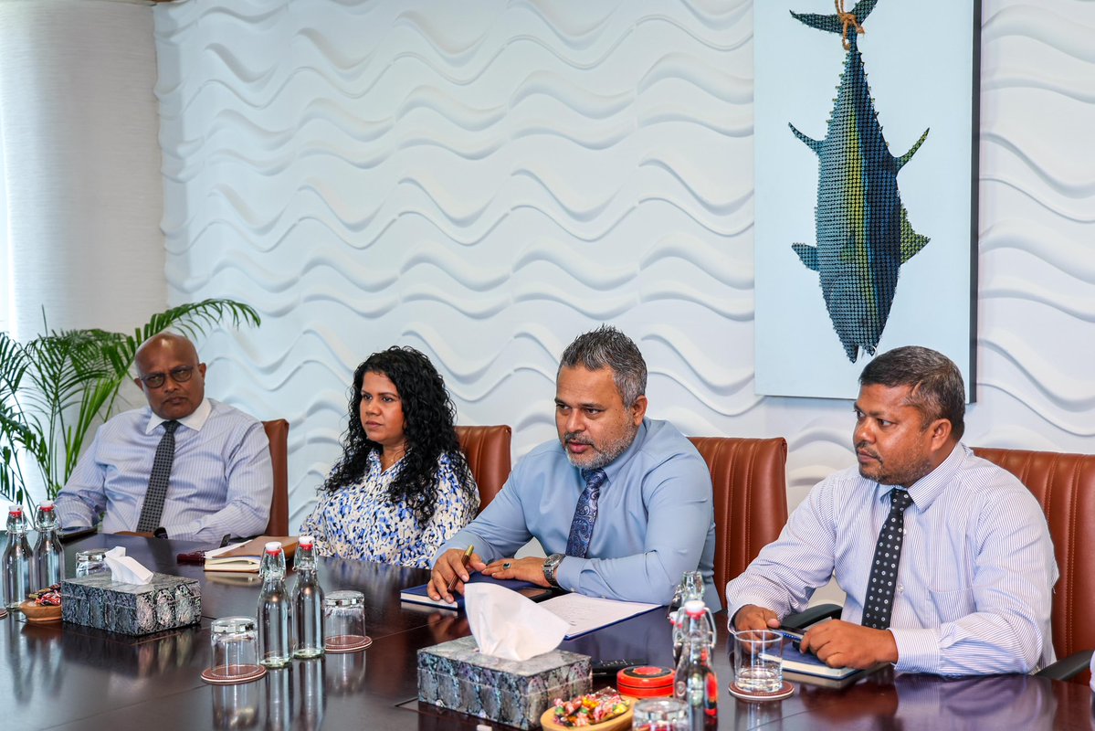 MFAORmv's tweet photo. ވަޒީރު އަހްމަދު ޝިޔާމް ނ.ކެނދިކުޅުދޫ ކައުންސިލާ އެދާއިރާގެ އިއްޒަތްތެރި މެމްބަރު ޢަފޫ ޙާމިދާއި ބައްދަލުކުރެއްވުން.

މި ބައްދަލުކުރެއްވުމުގައި، ކެނދިކުޅުދޫ  ގޭދޮށު މަސް ފެކްޓަރީގެ އެންމެ ފަހުގެ މަޢުލޫމާތުތައް ކައުންސިލާ ވަނީ ޙިއްޞާކުރައްވާފައެވެ. އަދި މަސްވެރިކަމާއި ދަނޑުވެރިކަމުގެ ދާއިރާއިން ހުރި ފުރުސަތުތަކާ ގުޅޭގޮތުން މަޝްވަރާ ކުރެއްވިއެވެ. 

މީގެއިތުރުން، ކެނދިކުޅުދޫގައި މެރިކަލްޗަރ ސިނާޢަތް ތަރައްޤީކުރުމަށް ހުރި ފުރުޞަތުތަކާއި، އެކަން ކުރިއެރުވުމަށް އެޅިދާނެ މުހިންމު ފިޔަވަޅުތަކާ ގުޅޭގޮތުންވެސް މި ބައްދަލުވުމުގައި ޚިޔާލު ބަދަލުކުރައްވާފައިވެއެވެ.