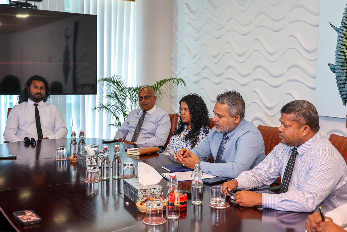 MFAORmv's tweet photo. ވަޒީރު އަހްމަދު ޝިޔާމް ނ.ކެނދިކުޅުދޫ ކައުންސިލާ އެދާއިރާގެ އިއްޒަތްތެރި މެމްބަރު ޢަފޫ ޙާމިދާއި ބައްދަލުކުރެއްވުން.

މި ބައްދަލުކުރެއްވުމުގައި، ކެނދިކުޅުދޫ  ގޭދޮށު މަސް ފެކްޓަރީގެ އެންމެ ފަހުގެ މަޢުލޫމާތުތައް ކައުންސިލާ ވަނީ ޙިއްޞާކުރައްވާފައެވެ. އަދި މަސްވެރިކަމާއި ދަނޑުވެރިކަމުގެ ދާއިރާއިން ހުރި ފުރުސަތުތަކާ ގުޅޭގޮތުން މަޝްވަރާ ކުރެއްވިއެވެ. 

މީގެއިތުރުން، ކެނދިކުޅުދޫގައި މެރިކަލްޗަރ ސިނާޢަތް ތަރައްޤީކުރުމަށް ހުރި ފުރުޞަތުތަކާއި، އެކަން ކުރިއެރުވުމަށް އެޅިދާނެ މުހިންމު ފިޔަވަޅުތަކާ ގުޅޭގޮތުންވެސް މި ބައްދަލުވުމުގައި ޚިޔާލު ބަދަލުކުރައްވާފައިވެއެވެ.