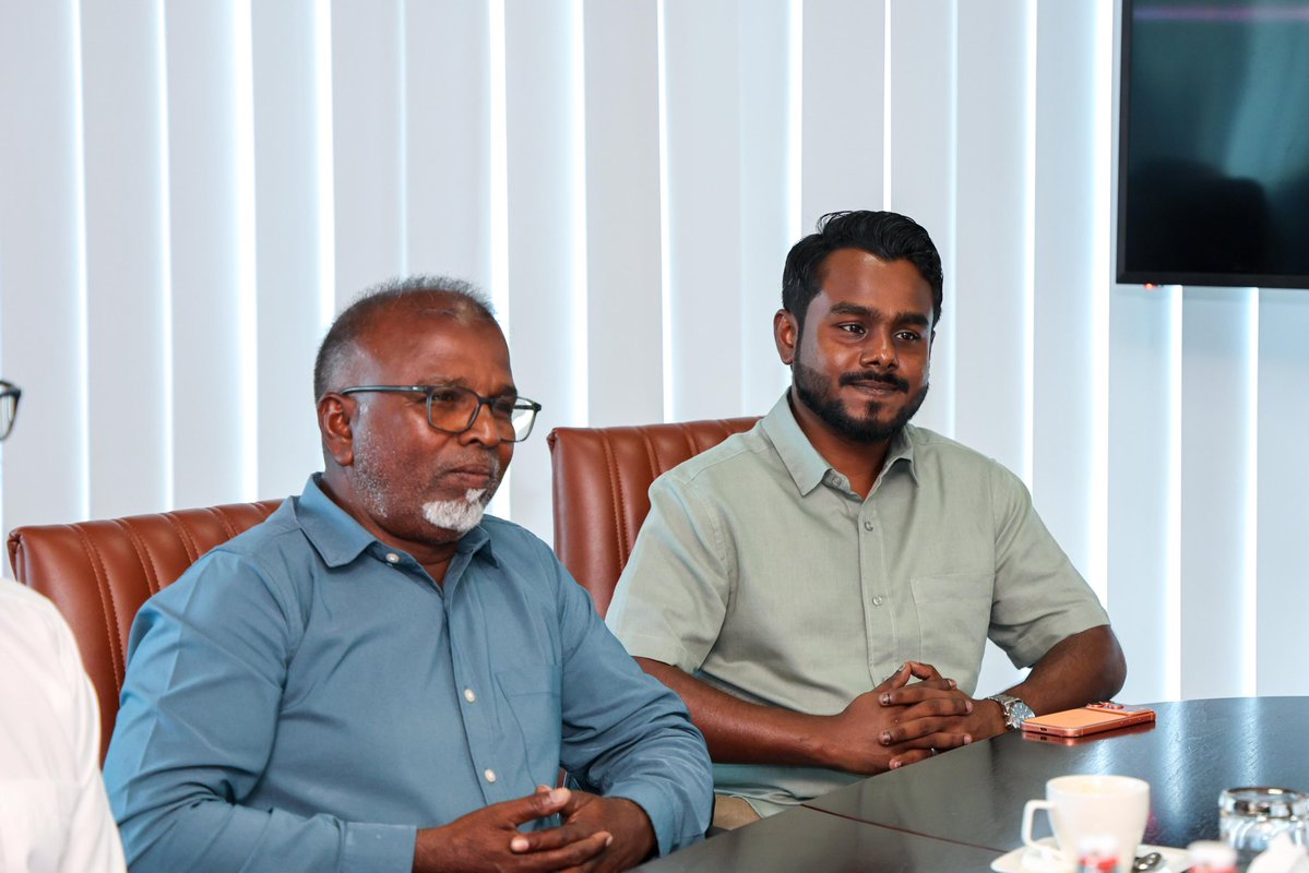 MFAORmv's tweet photo. ވަޒީރު އަހްމަދު ޝިޔާމް ނ.ކެނދިކުޅުދޫ ކައުންސިލާ އެދާއިރާގެ އިއްޒަތްތެރި މެމްބަރު ޢަފޫ ޙާމިދާއި ބައްދަލުކުރެއްވުން.

މި ބައްދަލުކުރެއްވުމުގައި، ކެނދިކުޅުދޫ  ގޭދޮށު މަސް ފެކްޓަރީގެ އެންމެ ފަހުގެ މަޢުލޫމާތުތައް ކައުންސިލާ ވަނީ ޙިއްޞާކުރައްވާފައެވެ. އަދި މަސްވެރިކަމާއި ދަނޑުވެރިކަމުގެ ދާއިރާއިން ހުރި ފުރުސަތުތަކާ ގުޅޭގޮތުން މަޝްވަރާ ކުރެއްވިއެވެ. 

މީގެއިތުރުން، ކެނދިކުޅުދޫގައި މެރިކަލްޗަރ ސިނާޢަތް ތަރައްޤީކުރުމަށް ހުރި ފުރުޞަތުތަކާއި، އެކަން ކުރިއެރުވުމަށް އެޅިދާނެ މުހިންމު ފިޔަވަޅުތަކާ ގުޅޭގޮތުންވެސް މި ބައްދަލުވުމުގައި ޚިޔާލު ބަދަލުކުރައްވާފައިވެއެވެ.