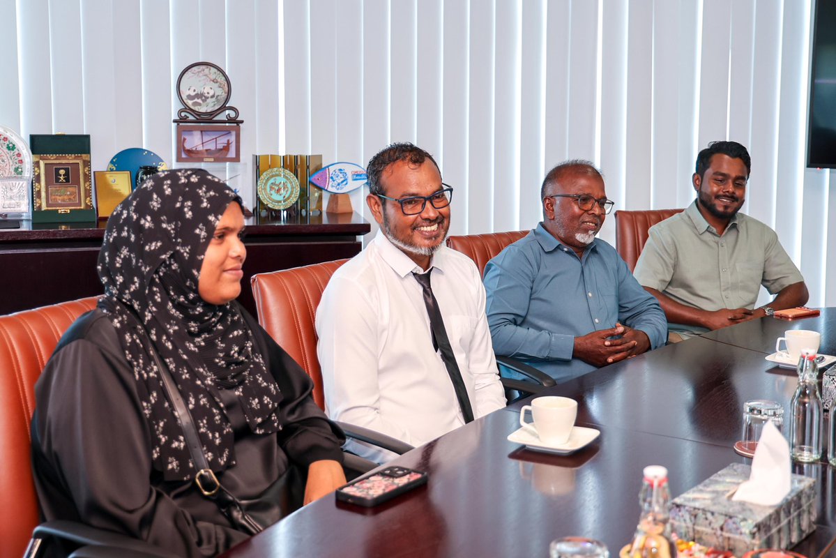 MFAORmv's tweet photo. ވަޒީރު އަހްމަދު ޝިޔާމް ނ.ކެނދިކުޅުދޫ ކައުންސިލާ އެދާއިރާގެ އިއްޒަތްތެރި މެމްބަރު ޢަފޫ ޙާމިދާއި ބައްދަލުކުރެއްވުން.

މި ބައްދަލުކުރެއްވުމުގައި، ކެނދިކުޅުދޫ  ގޭދޮށު މަސް ފެކްޓަރީގެ އެންމެ ފަހުގެ މަޢުލޫމާތުތައް ކައުންސިލާ ވަނީ ޙިއްޞާކުރައްވާފައެވެ. އަދި މަސްވެރިކަމާއި ދަނޑުވެރިކަމުގެ ދާއިރާއިން ހުރި ފުރުސަތުތަކާ ގުޅޭގޮތުން މަޝްވަރާ ކުރެއްވިއެވެ. 

މީގެއިތުރުން، ކެނދިކުޅުދޫގައި މެރިކަލްޗަރ ސިނާޢަތް ތަރައްޤީކުރުމަށް ހުރި ފުރުޞަތުތަކާއި، އެކަން ކުރިއެރުވުމަށް އެޅިދާނެ މުހިންމު ފިޔަވަޅުތަކާ ގުޅޭގޮތުންވެސް މި ބައްދަލުވުމުގައި ޚިޔާލު ބަދަލުކުރައްވާފައިވެއެވެ.