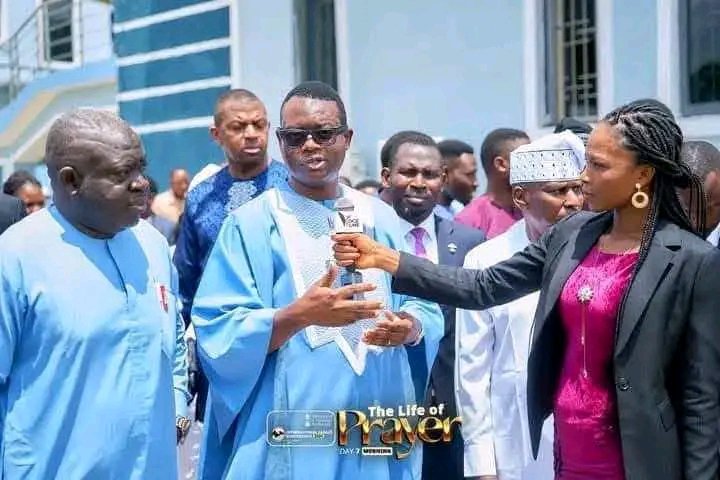 Iam_MrEben's tweet photo. Do you know that Apostle Arome Osayi has built a hundred bed hospital in Makurdi and has been offering free services since it was commissioned in 2024?

Since May 2024, the RCN Hospital & Medical Centre has served thousands of patients in Makurdi and offers medical services free of charge. 

This is apart from the regular Free medical outreaches their Medical team embarks upon. From prisons to IDP camps and even neighboring States. The hospital is staffed by medical experts who volunteer their time and medical expertise to assist the ailing!

Is this the man you are labeling an enemy of science, technology and machines. 
A man you claim is deceiving Nigerians to believe in prayer alone?😇