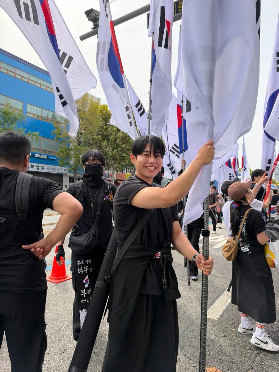 KoreansWithIL's tweet photo. A young Korean smiles proudly while holding a large Korean flag at a rally opposing communism and the Chinese Communist Party and calling for the impeachment of Lee Jae-myung.

With young people like these—the future of Korea—our nation will not fall. 🇰🇷 https://t.co/cBkpS2hxu4