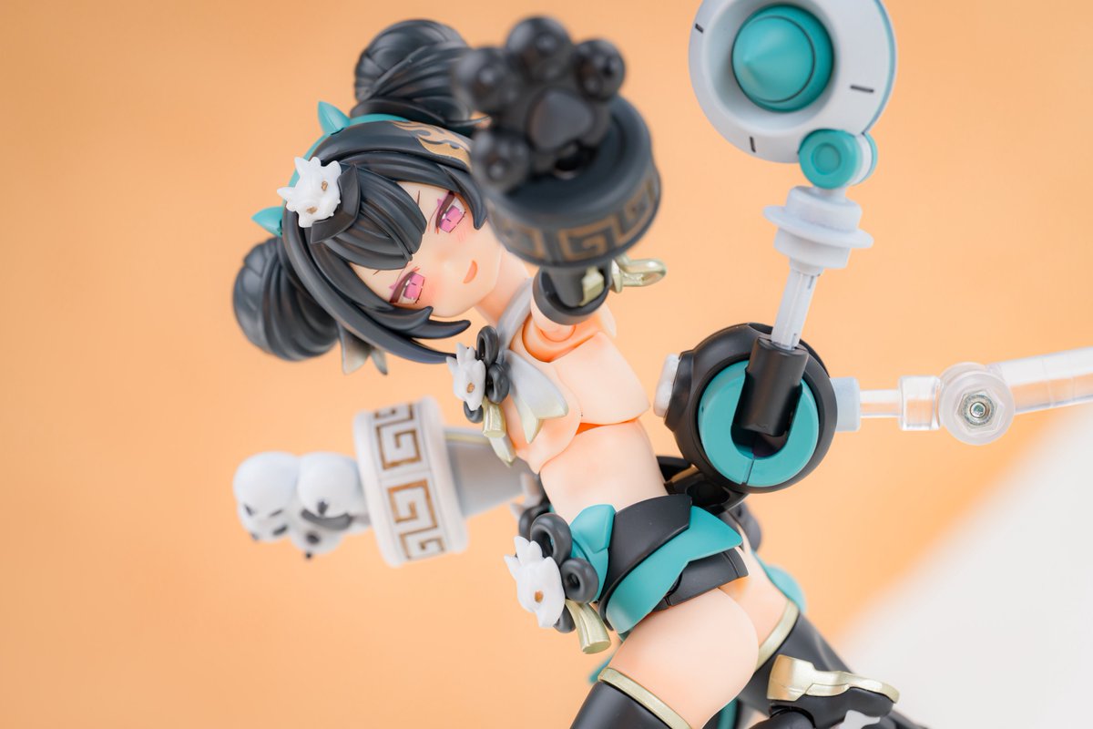 for_riner's tweet photo. #メガミデバイス  PUNI☆MOFU ロン完成しました！
目立つ箇所の合わせ目消しと各所間接調整し陰陽をモチーフにしたツートンカラーで製作しました。
撮影も普段あまり使わないもふもふ系を引っ張り出しつつ暖色系カラーの背景で撮影しました。 https://t.co/xiO9ul7FtS
