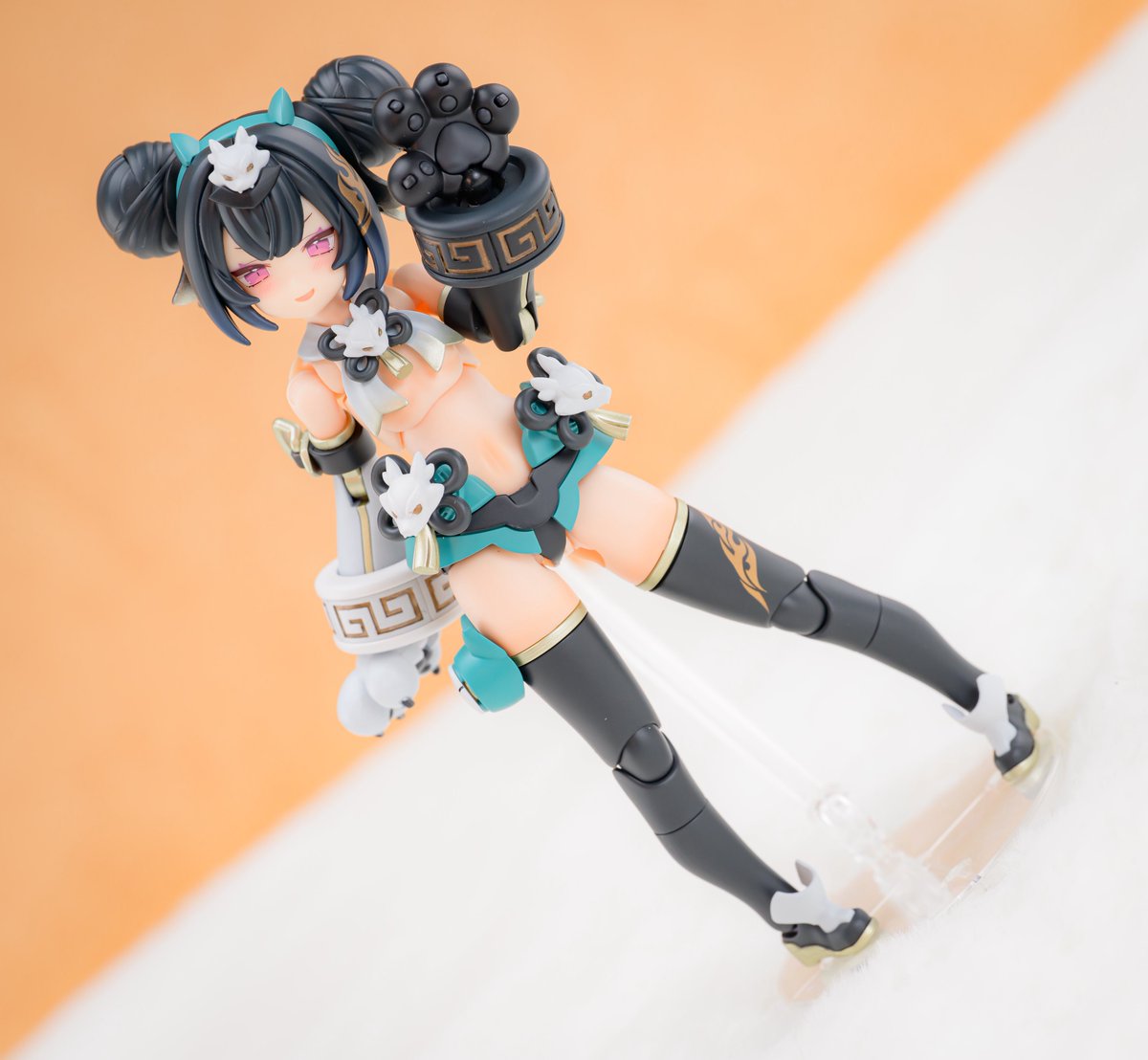 for_riner's tweet photo. #メガミデバイス  PUNI☆MOFU ロン完成しました！
目立つ箇所の合わせ目消しと各所間接調整し陰陽をモチーフにしたツートンカラーで製作しました。
撮影も普段あまり使わないもふもふ系を引っ張り出しつつ暖色系カラーの背景で撮影しました。 https://t.co/xiO9ul7FtS