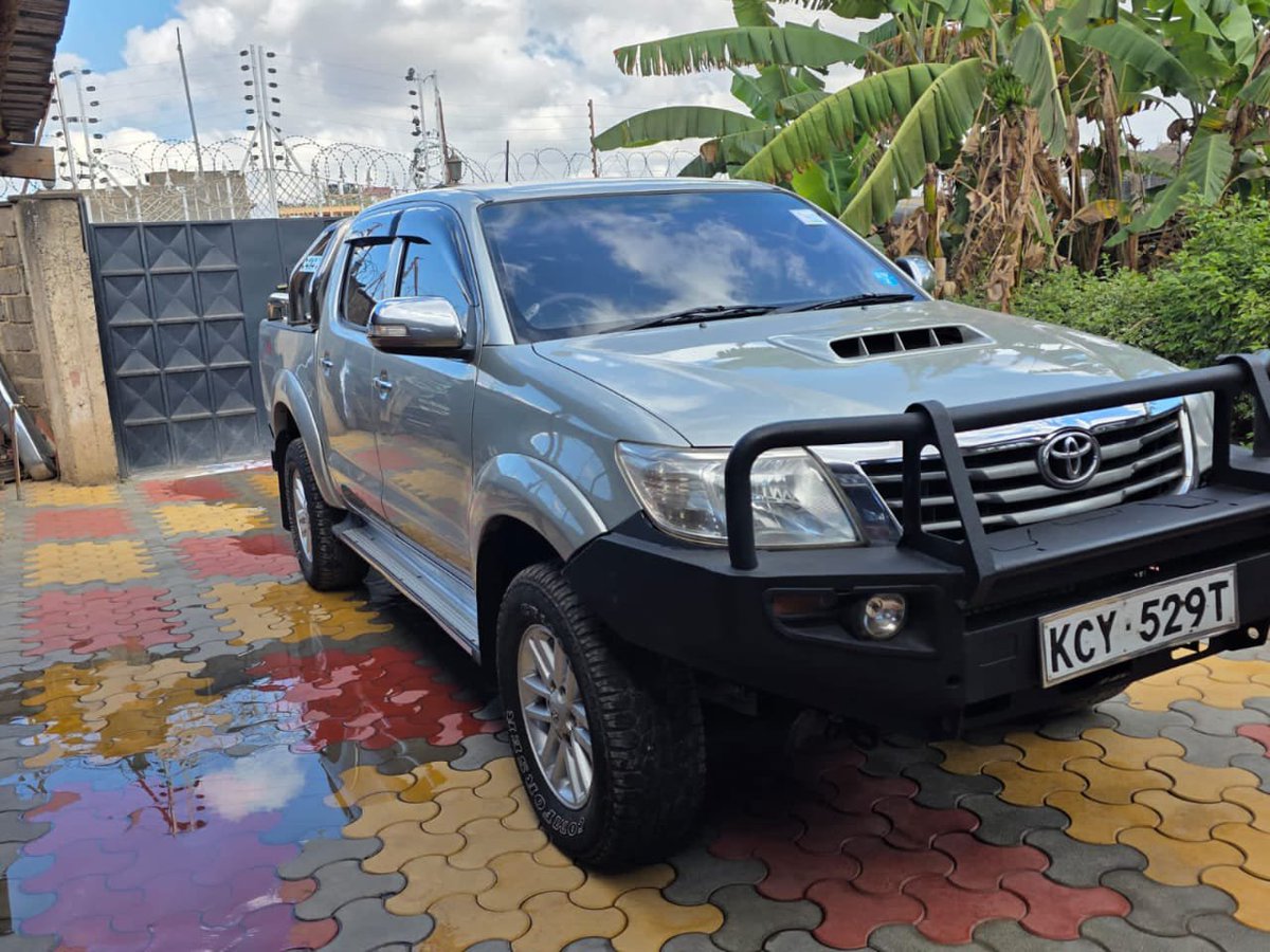 JaMtoka's tweet photo. • 2013 Toyota Hilux D/Cab 🇯🇵
• KSh2.95 Million 
• Fuel Tank: 80L
• 10-12km/litre
• Location: Nairobi 🇰🇪
• +254733665551 — WhatsApp

• 3.0-litre 4-Cyl Turbodiesel (1KD-FTV)
• 171bhp/410Nm
• 5 Speed AT
• 4WD + Low Range Gear Transfer

• 2 Airbags
• 4-Wheel ABS
• Brake Assist
• EBD
• Traction Control System

• Alloy Rims
• Bull Bar
• Fog Lights 
• Fabric Seats
• Wing Mirror Blinkers
• Steel Sports Bar
