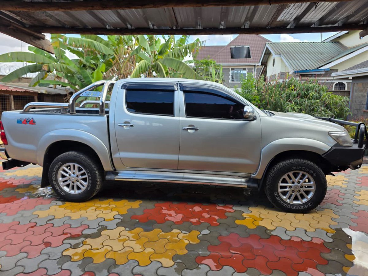 JaMtoka's tweet photo. • 2013 Toyota Hilux D/Cab 🇯🇵
• KSh2.95 Million 
• Fuel Tank: 80L
• 10-12km/litre
• Location: Nairobi 🇰🇪
• +254733665551 — WhatsApp

• 3.0-litre 4-Cyl Turbodiesel (1KD-FTV)
• 171bhp/410Nm
• 5 Speed AT
• 4WD + Low Range Gear Transfer

• 2 Airbags
• 4-Wheel ABS
• Brake Assist
• EBD
• Traction Control System

• Alloy Rims
• Bull Bar
• Fog Lights 
• Fabric Seats
• Wing Mirror Blinkers
• Steel Sports Bar