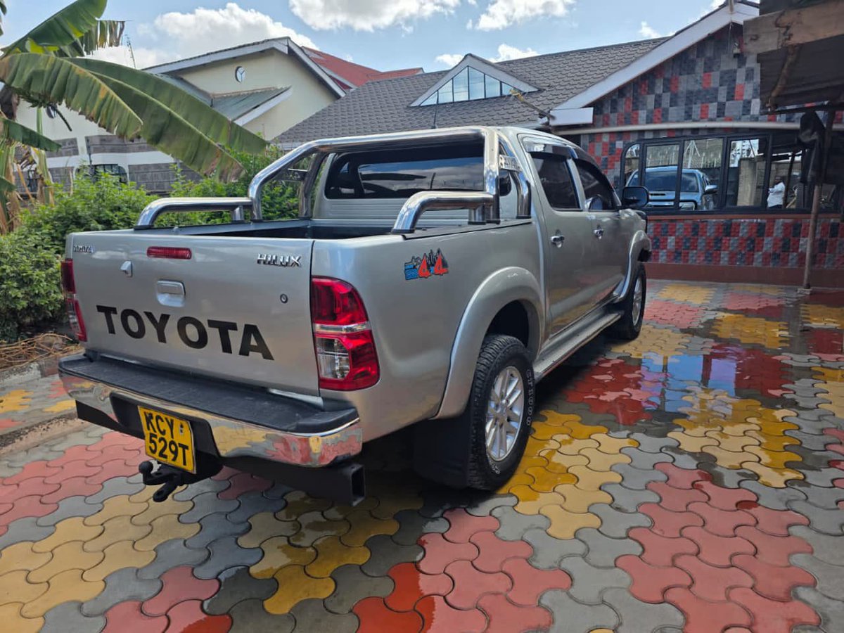 JaMtoka's tweet photo. • 2013 Toyota Hilux D/Cab 🇯🇵
• KSh2.95 Million 
• Fuel Tank: 80L
• 10-12km/litre
• Location: Nairobi 🇰🇪
• +254733665551 — WhatsApp

• 3.0-litre 4-Cyl Turbodiesel (1KD-FTV)
• 171bhp/410Nm
• 5 Speed AT
• 4WD + Low Range Gear Transfer

• 2 Airbags
• 4-Wheel ABS
• Brake Assist
• EBD
• Traction Control System

• Alloy Rims
• Bull Bar
• Fog Lights 
• Fabric Seats
• Wing Mirror Blinkers
• Steel Sports Bar