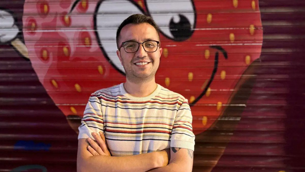 AGOSgazetesi's tweet photo. 📌Yıldız Tar’a uluslararası LGBTİ+ hakları mücadelesi için ödül

▪️Kaos GL Genel Yayın Yönetmeni Yıldız Tar, İrlanda’da düzenlenen GALAS Ödülleri’nde Uluslararası LGBTİ+ Hakları Ödülü’ne layık görüldü. Yurtdışına çıkış yasağı nedeniyle törene katılamayan Tar, ödülünü “Ailem Güvende” operasyonunda tutuklanan LGBTİ+ hak savunucularına ithaf etti.