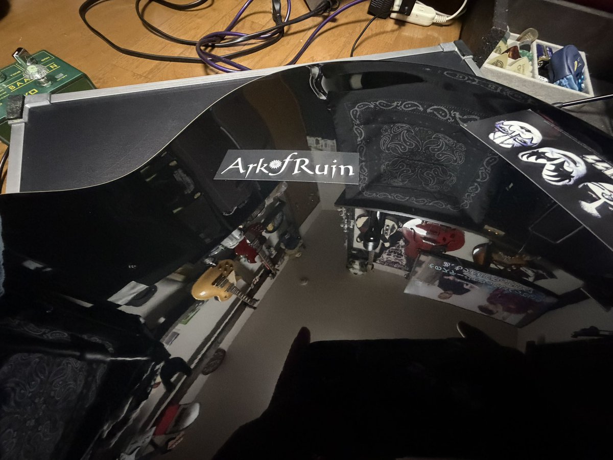 gitashinjicom's tweet photo. アークさんのステッカーをぺたん
#arkofruin
で、ルアージュを全く知らないのでコレを機にルアージュを聴くんじゃなくて
アークさんで覚えてちゃう。
昨日のアークさんのVo片桐さんは
取り憑かれたかの様な
ものすごい物を感じました。
気迫というかこのライブに賭けてる感じというか。 https://t.co/9LiWnLyGxE
