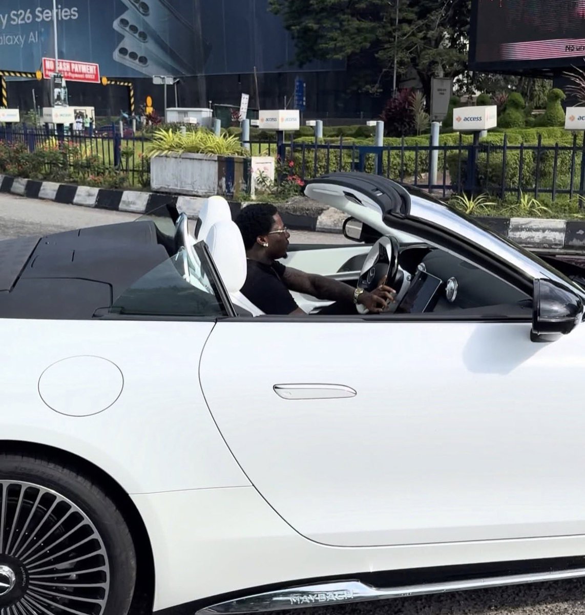 ajayijohn183056's tweet photo. Asake drive a billion dollars car on the street of Lagos https://t.co/Ufz6sJQIBG