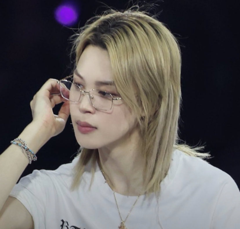 CxVanya's tweet photo. evilmin’s greatest work so far this year:
1: wearing glasses ( NEW )
2: adding moves to his dance 
3: putting extra eyeshadow 
4: the youngest one took this photo 
#cruelmin #evilmin get them https://t.co/L9tlR9TAxY