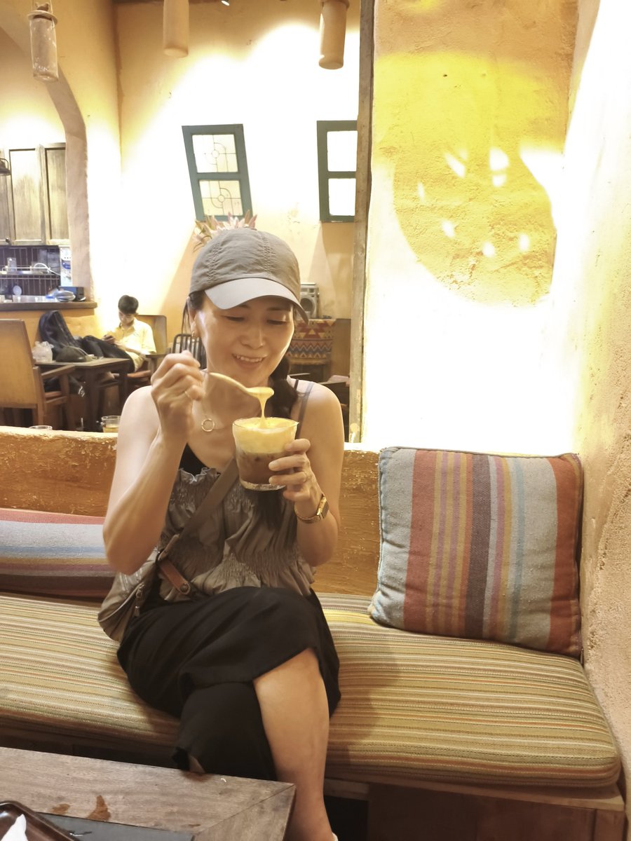 Niwatazumi_Nene's tweet photo. わたしだって映えたいの
てことで、お洒落カフェではじめてのEgg Coffee
コンデンスミルクと卵をホイップしたクリーム(味はカスタードクリーム)とほろ苦い珈琲のバランスが最高
大好き☕♡
映え写真を撮るためのスペースがあるよ
#Vietnam旅
#ダナン
#DAY21 https://t.co/W0Dzo2d7sV