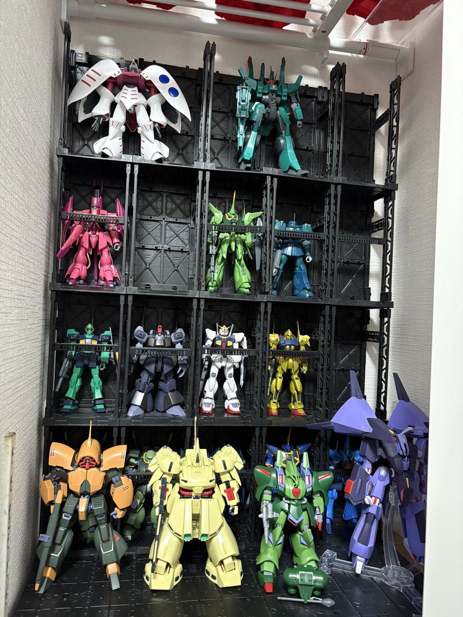 ShogunUru3777's tweet photo. 並べてるけどハンガーに収まらないやつのために上手く収納出来る案を考えないと

#ガンプラ https://t.co/qZQg6Cuqqy