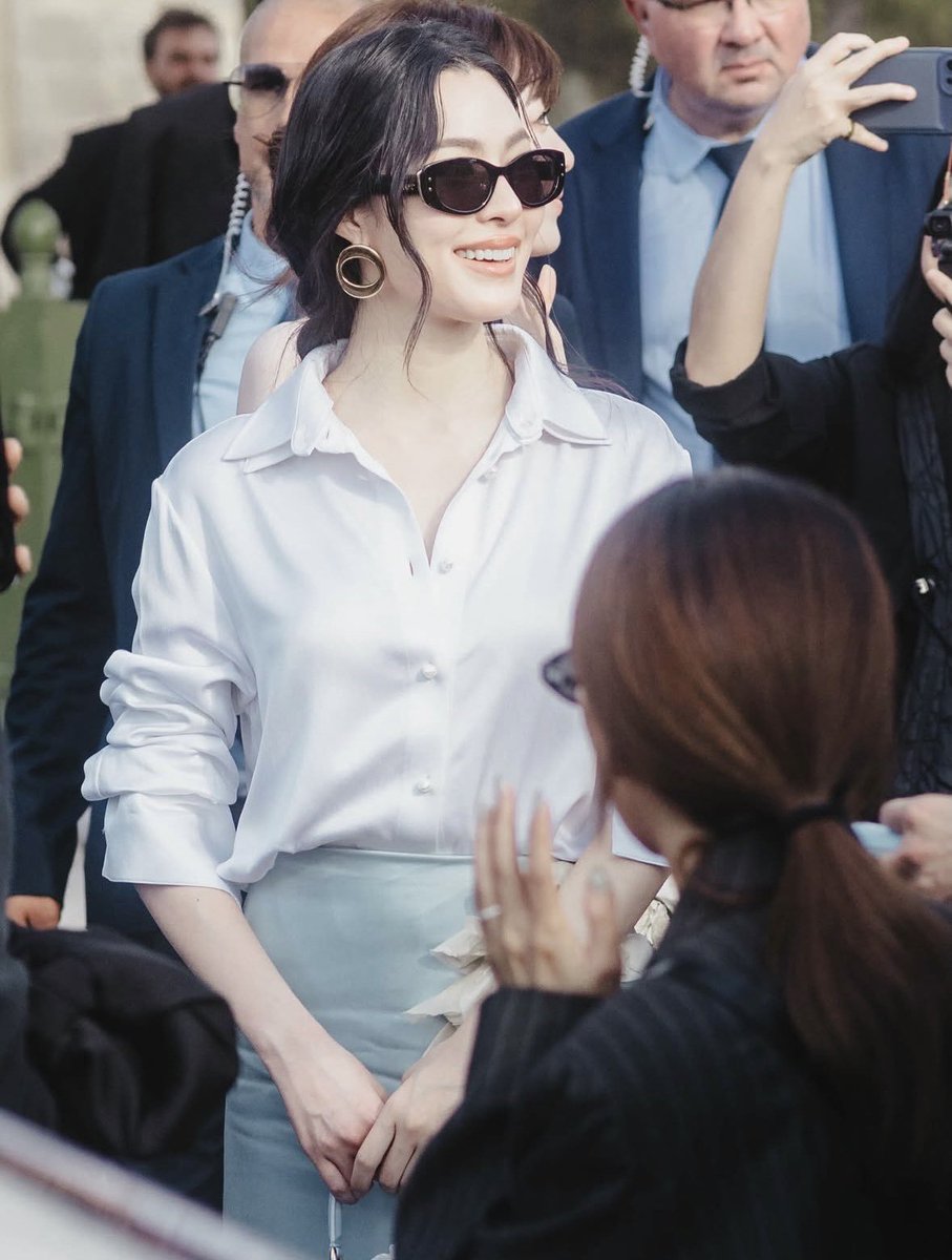 duidui013's tweet photo. Lingling Kwong makes Dior feel beautifully connected to her personal style.

LINGORM DIOR SUMMER27
#LinglingKwong @linglingsirilak 
#LingOrmDiorSummer27
@Dior #DiorSummer27 #PFW https://t.co/eRluJNfeEe