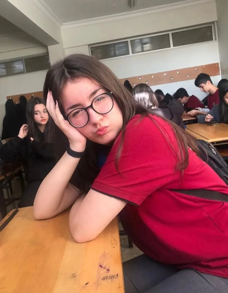 aliosman2992's tweet photo. vicdanı olan herkes bunu okusun:
14 yaşındaki Işıl Öykü Dinç yaya geçidinden karşıdan karşıya geçmek isterken 94.2 km hızla giden aracın çarpması sonucu 38.2 metre sürüklenerek hayatını kaybetti. Katillerin öyle bir siyasi bağı var ki sadece 48 saatte serbest kalan, bir günde "Memur Suçları Soruşturma Bürosuna" iddianame yazdırtan ve olay yerindeki üç mobese direğindeki toplam 15 kameranın çalışmaması gibi şeyleri ailenin önüne tesadüf diyerek servis eden, mahkemede söz alarak: "Ben Işıl'a çarpmadım, Işıl bana çarptı arabama hasar verdi." gibi çirkin sözler söyleyecek kadar kansızlar. Ancak sadece Işıl değil, ailesi de onunla birlikte toprağa girdi. Kızlarına mezarına her gittiklerinde "Bugünde adaletini sağlayamadık kızım" demeye mecbur bırakılıyorlar. Artık gerçeklerin gün yüzüne çıkmasını istiyoruz. Peki soruyorum o ailenin yerinde ya siz olsaydınız?
İşte bu yüzden Işıl geri gelmeyecek ama adaletini sağlayarak diğer Işıl'ların trafik cinayetine kurban gitmemesi içindir bu mücadelemiz. Biz Işıl'ın yarım kalan hayalleri için adalet istiyoruz. Sende bize destek ol, paylaş ve herkese bu olaydan bahset. Unutma ki bir gün o adaletsizlik seninde kapını çalabilir!
#IşılÖyküDinç
#IşılÖyküDinçİçinAdalet
#kazadeğilcinayet 
@ozlemelzo10