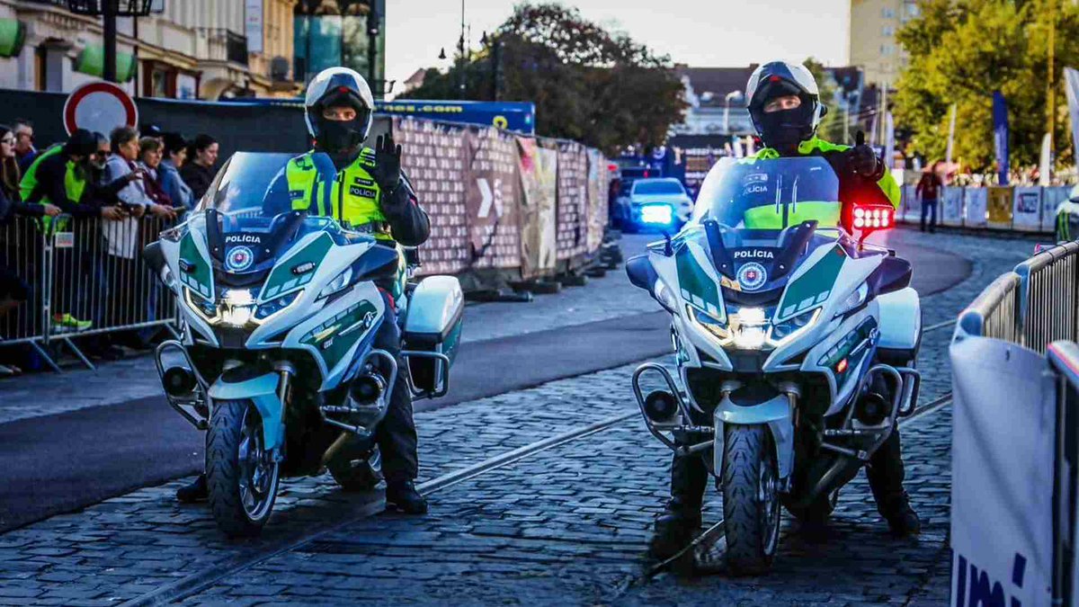 CzHasici's tweet photo. Rodící žena uvízla v dopravních omezeních. Policejní motorkáři jí vytvořili koridor do nemocnice https://t.co/6jF0AHWMaF
🏍️ Tisíce lidí mířily do cíle maratonu, ona do porodnice. Pomohli policejní motorkáři ❤️ #Policia #IZS #pomoc #porod #Slovensko #HasiciCZ https://t.co/vxeVc7gCuI